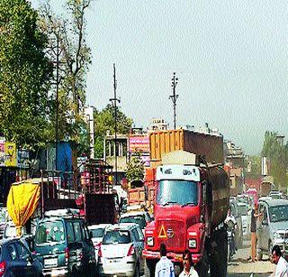 Unrecognized traffic congestion | बेशिस्त वाहतुककोंडीने हैराण