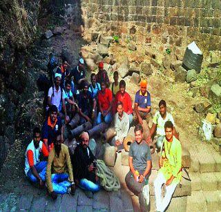 Success for the Shivprideri organizations to bring the gun to the fort | तोफा गडावर चढविण्यात शिवप्रेमी संघटनांना यश