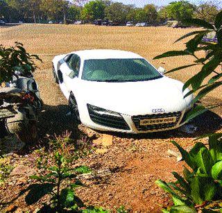 The car is kept like showroom | शोरुमप्रमाणे ठेवण्यात येते कार