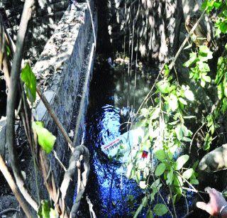 The car was in the well | विहिरीत गाडी पडली The car was in the well | विहिरीत गाडी पडली