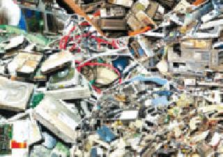 'E-Trash', 'No Tension'! | ‘ई-कचरा’ साठलाय, ‘नो टेन्शन’ ! 'E-Trash', 'No Tension'! | ‘ई-कचरा’ साठलाय, ‘नो टेन्शन’ !