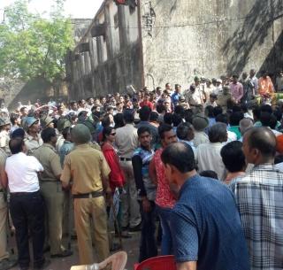 Movement of slum dwellers, railway service jam during Dombivli-Kopar | डोंबिवली-कोपरदरम्यान झोपडपट्टीवासियांचे आंदोलन, रेल्वेसेवा ठप्प