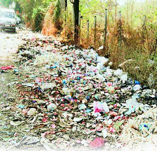 The garbage is created in the area around Bhor. | भोरच्या परिसरात निर्माण होताहेत कचराकुंड्या!