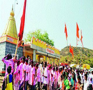 The pilgrimage begins in the hail of "the name of Kalubai" | ‘काळुबाईच्या नावानं चांगभलं’च्या जयघोषात यात्रेला सुरुवात