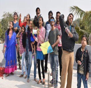 The sky covered with kite flying in Nandurbar, colorful moths | नंदुरबारात पतंगोत्सवाची धूम, रंगबेरंगी पतंगांनी व्यापले आकाश