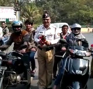 'Gulab' from police using helmet | हेल्मेट वापरणाऱ्याना पोलिसांकडून 'गुलाब’