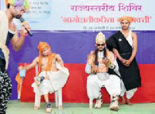 Demonstration of social life, performance of dance and dance | समाजजीवनातील प्रदर्शन, नृत्याविष्काराची धमाल