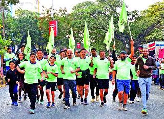 Nashikkar ran for social commitment | सामाजिक बांधिलकीसाठी धावले नाशिककर Nashikkar ran for social commitment | सामाजिक बांधिलकीसाठी धावले नाशिककर