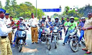 Gulab Pusp with Tilgul, provided by the traffic police | वाहतूक पोलिसांनी दिले तिळगूळसह गुलाबपुष्प