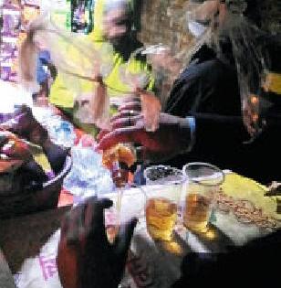 The square became a mini beerbar | चौक बनला मिनी बीअरबार The square became a mini beerbar | चौक बनला मिनी बीअरबार