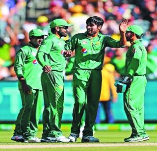 Pakistan's six-wicket win over Australia | पाकचा आॅस्ट्रेलियावर सहा विकेटसनी विजय