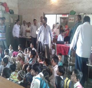 School filled in Malegaon Group Education Officer's office | मालेगावच्या गटशिक्षणाधिकारी कार्यालयात भरली शाळा