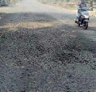 Dumbarization on Wardha-Hinganghat Road in short term | अल्पावधीतच उखडले वर्धा-हिंगणघाट मार्गावरील डांबरीकरण