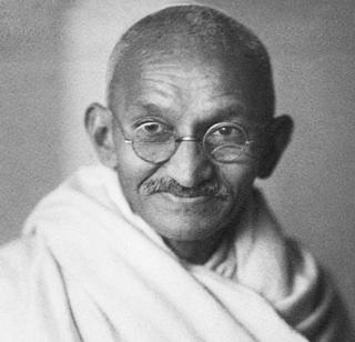 Gandhi wants for selfishness! | गांधी स्वार्थासाठी हवे असतात!