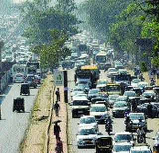 The rough nature of traffic | वाहतूक कोंडीने घेतले उग्र स्वरूप