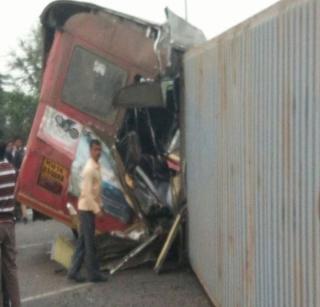 Accident on Mumbai-Agra highway; 6 injured, transported | मुंबई-आग्रा महामार्गावर अपघात; 6 जखमी, वाहतूक वळवली