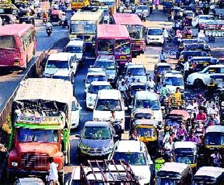 Constant obstruction to traffic due to heavy vehicle stops | अवजड वाहन थांब्यामुळे वाहतुकीस सतत अडथळा