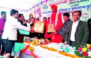 Sant Samir Maharaj received the Samajratna Award | शांतिगिरी महाराज यांना समाजरत्न पुरस्कार Sant Samir Maharaj received the Samajratna Award | शांतिगिरी महाराज यांना समाजरत्न पुरस्कार