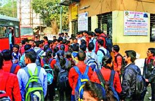 Despite the pass, the students were angry with the students | पास असूनही बस नाकारल्याने विद्यार्थ्यांचा संताप Despite the pass, the students were angry with the students | पास असूनही बस नाकारल्याने विद्यार्थ्यांचा संताप