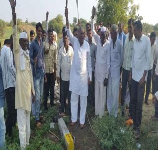 Farmers removed prosperity, signs of highway! | शेतक-यांनी हटविल्या समृद्धी महामार्गाच्या खुणा!