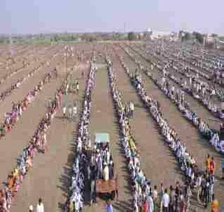 Distribution of Mahaprasad through 100 tractors | १00 ट्रॅक्टरद्वारे महाप्रसादाचे वितरण