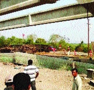 The Naigaon bridge's girder collapsed | नायगाव पुलाचा गर्डर कोसळला