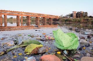 Ichalkaranjeet re-formed the Panchaganga river, | इचलकरंजीत पंचगंगा नदी पुन्हा बनतेय गटारगंगा