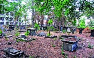 The living history of the cemetery ... | दफनभूमीतील जिवंत इतिहास... The living history of the cemetery ... | दफनभूमीतील जिवंत इतिहास...