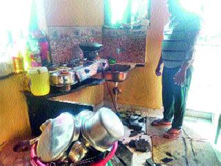 Two injured in cylinder explosion at Ghoti | घोटी येथे सिलिंडर स्फोटात दोघे जखमी Two injured in cylinder explosion at Ghoti | घोटी येथे सिलिंडर स्फोटात दोघे जखमी
