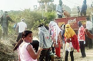 College youths who have come to clean the village | गावाच्या स्वच्छतेसाठी सरसावले महाविद्यालयीन युवक