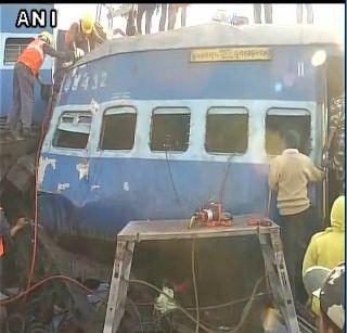 Accidental death to Himachal Pradesh Express, number of dead in 36 | हिराखंड एक्स्प्रेसला अपघात, मृतांचा आकडा 36 वर