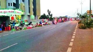 Road closure due to vegetable market | भाजीबाजारामुळे रस्ता बंद