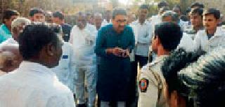 Resistance to counting the land, farmers protested | जमीन मोजणीस विरोध, शेतकऱ्यांनाच डांबले Resistance to counting the land, farmers protested | जमीन मोजणीस विरोध, शेतकऱ्यांनाच डांबले