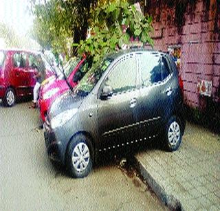 Sale of cars by capturing footpaths | फूटपाथ काबीज करत कारची विक्री