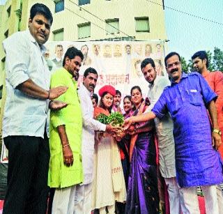 Poonam Mahajan felicitated | पूनम महाजन यांचा सत्कार Poonam Mahajan felicitated | पूनम महाजन यांचा सत्कार