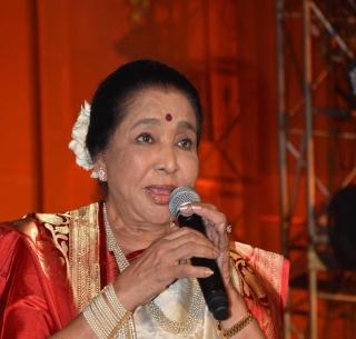 'Guys at the border for soldiers' - Asha Bhosale | 'सैनिकांसाठी सीमेवर गायचंय' - आशा भोसले