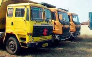 11 trucks, 2 tractors, JCB seized machines | ११ ट्रक, २ ट्रॅक्टर, जेसीबी मशीन जप्त