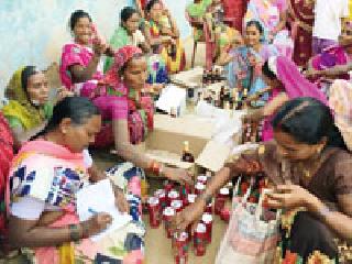 The women's liquor committee has caught liquor | महिला दारूबंदी समितीने पकडली दारू The women's liquor committee has caught liquor | महिला दारूबंदी समितीने पकडली दारू
