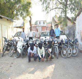 Four cars, 15 bikes and four others arrested | चार कार, १५ दुचाकींसह चौघांना अटक