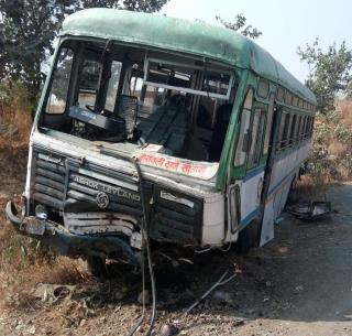 ST stray accident, 25 injured in Mumbai Pune Express Highway | मुंबई पुणे एक्स्प्रेस हायवेवर एसटीला अपघात, २५ जखमी