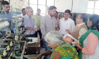 The District Collector learned the problem | जिल्हाधिकाऱ्यांनी समस्या जाणल्या The District Collector learned the problem | जिल्हाधिकाऱ्यांनी समस्या जाणल्या