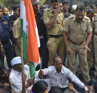 The protest against the demolition of the former soldier's house | माजी सैनिकाचे घर पाडल्याच्या निषेधार्थ आंदोलन