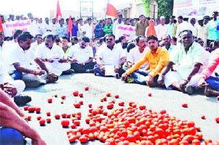 Stop the path of farmers in Dindori | दिंडोरीत शेतकऱ्यांचा रास्ता रोको