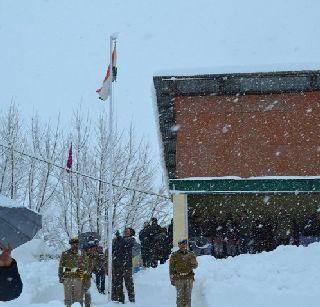 They carried three-foot snow in the sky | तीन फूट बर्फात त्यांनी केले संचलन