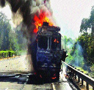 Truck collapsed due to a short circuit | शॉर्ट सर्किटमुळे ट्रक रस्त्यातच पेटला