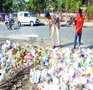 Unique patriotism of police personnel for national flag | राष्ट्रध्वजाप्रती पोलीस कर्मचाऱ्याची अनोखी देशभक्ती