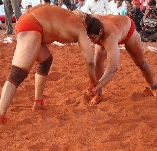 VIDEO - Practical wrestlers wanting to be matched with red clay should practice | VIDEO - मॅट अभावी प्रतिभावान कुस्तीपटूंना लाल मातीत करावा लागतोय सराव