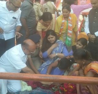 Pankaja Mundane's meeting collapsed stage | पंकजा मुंडेंच्या सभेत कोसळलं स्टेज Pankaja Mundane's meeting collapsed stage | पंकजा मुंडेंच्या सभेत कोसळलं स्टेज