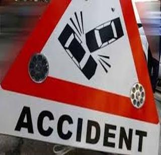Three-wheelers killed by car shock | मोटारीच्या धडकेने दुचाकीवरील तिघांचा मृत्यू Three-wheelers killed by car shock | मोटारीच्या धडकेने दुचाकीवरील तिघांचा मृत्यू