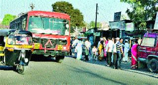 Passengers' departure from bus stop | बसथांबा हलवूनही प्रवाशांचे हाल